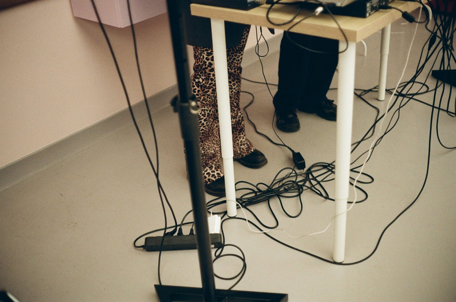 Kabel verlaufen sichtbar am Boden eines Wohnraums.