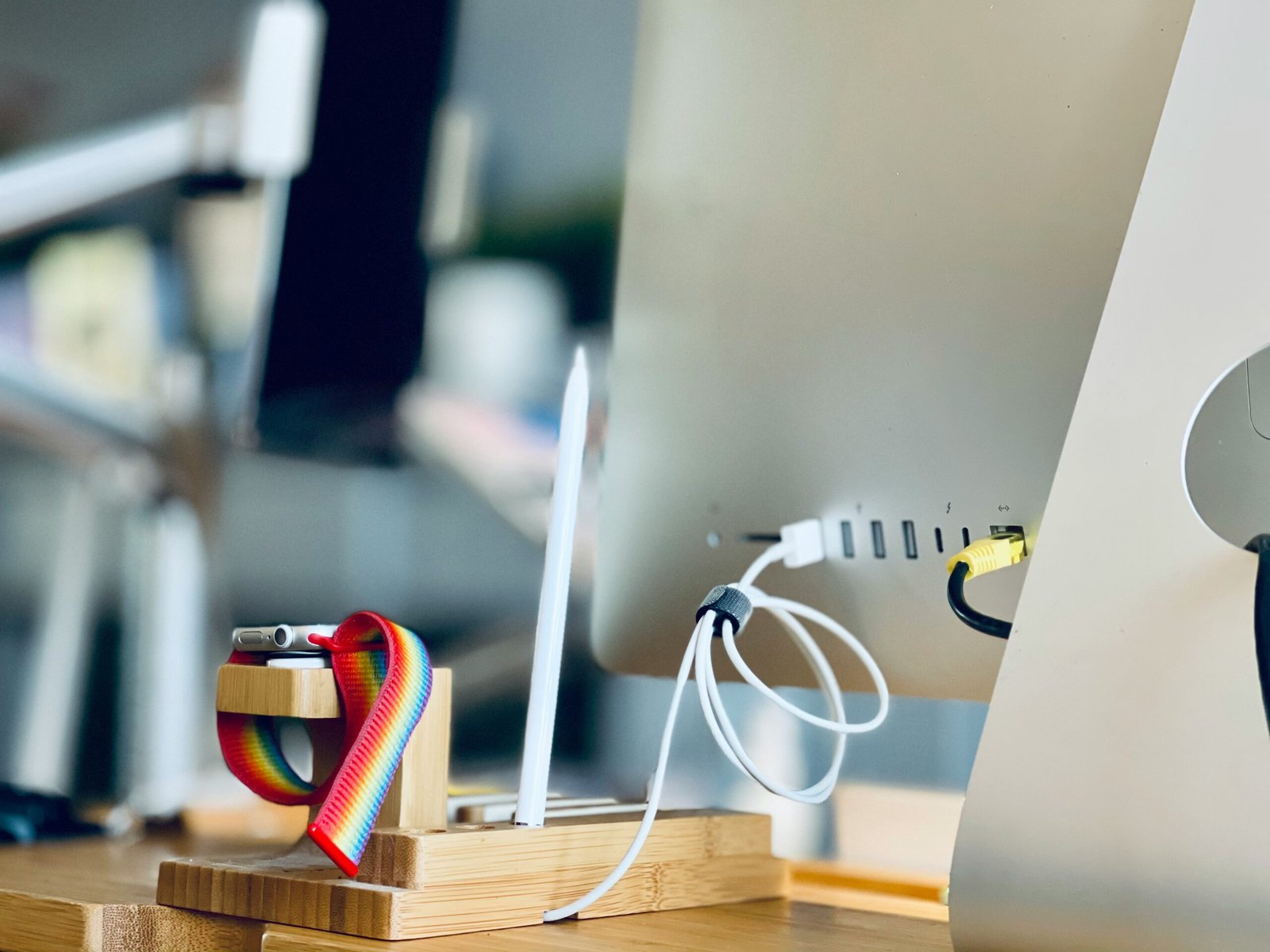 Mehrere Kabel sind mit einem Klettband ordentlich zusammengebündelt.