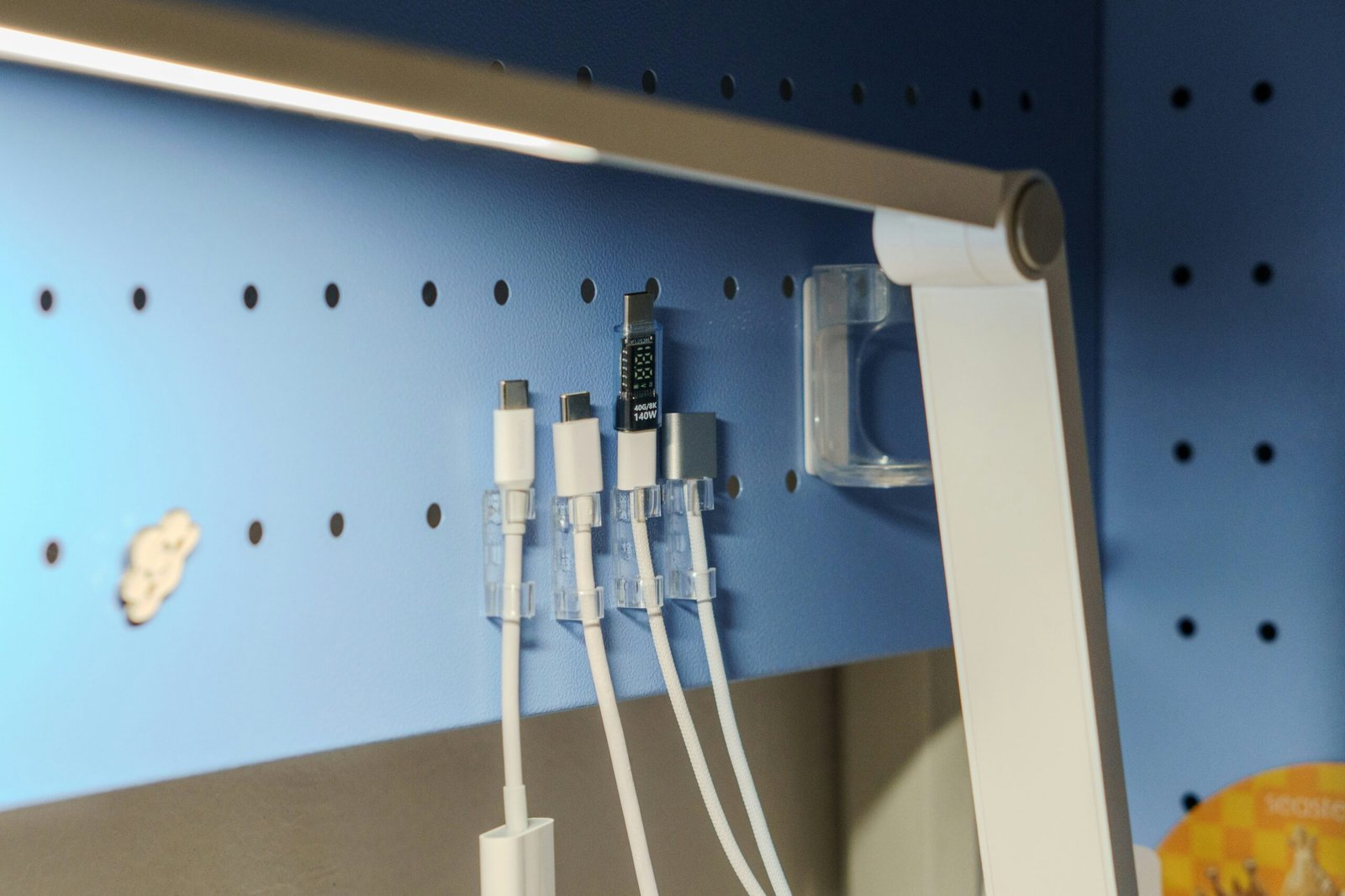 Mehrere Ladekabel an einem gemeinsamen Ladeplatz.