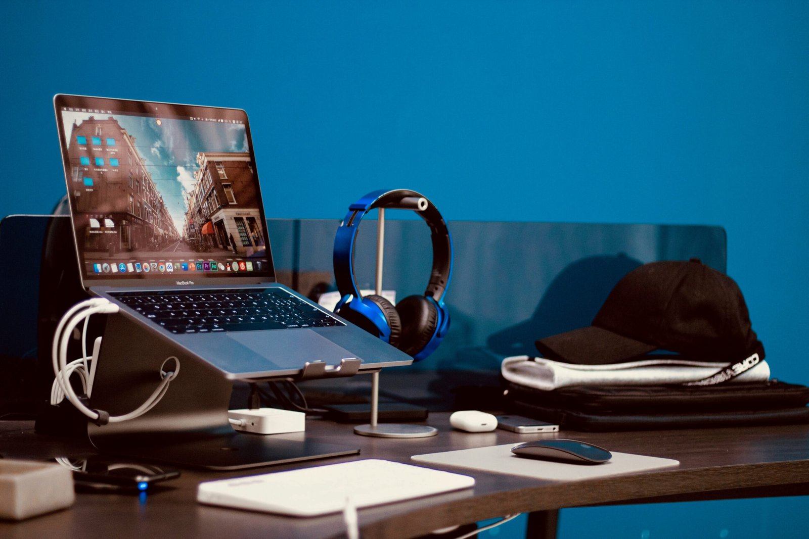 Ordentlich verlegte Kabel an einem Arbeitsplatz.